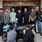 Kedua tersangka usai ditangkap sebelum dijebloskan ke sel tahanan Polsek Ngaras, Kamis 19 Maret 2026 | Dok. Humas Polres Pesisir Barat.
