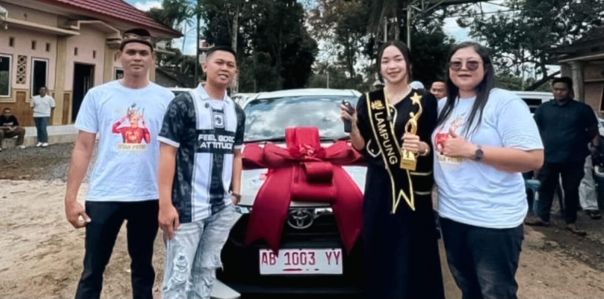 Penyerahan hadiah mobil dari Bos Rokok HS kepada Intan Putri, Juara Pertama KDI 2026 asal Lampung Timur, Kamis 19 Maret 2026 | Dok. Surya Group.