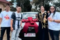 Penyerahan hadiah mobil dari Bos Rokok HS kepada Intan Putri, Juara Pertama KDI 2026 asal Lampung Timur, Kamis 19 Maret 2026 | Dok. Surya Group.