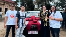 Penyerahan hadiah mobil dari Bos Rokok HS kepada Intan Putri, Juara Pertama KDI 2026 asal Lampung Timur, Kamis 19 Maret 2026 | Dok. Surya Group.
