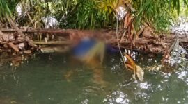 Kondisi jenazah pria berbaju biru dan celana cokelat terbujur kaku di sungai way marang, Pekon Bagun Negar, Pesisir Selatan, Pesisir Barat, Jumat 20 Maret 2026, sore | ist/Media Prioritastv.com.