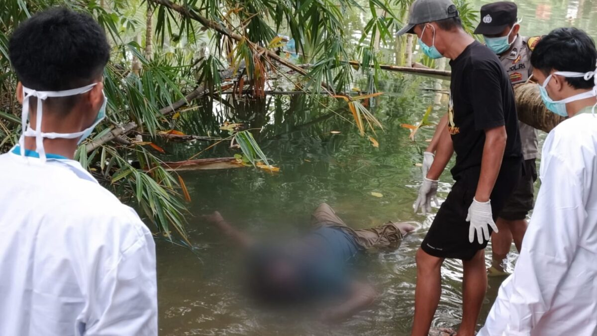 Polisi bersama petugas kesehatan saat hendak mengevakuasi jenazah Peratin Pagar Dalam, Pesisir Selatan, Jumat 20 Maret 2026 | ist/Media Prioritastv.com.