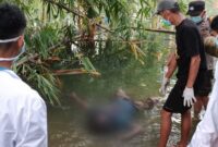 Polisi bersama petugas kesehatan saat hendak mengevakuasi jenazah Peratin Pagar Dalam, Pesisir Selatan, Jumat 20 Maret 2026 | ist/Media Prioritastv.com.