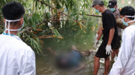 Polisi bersama petugas kesehatan saat hendak mengevakuasi jenazah Peratin Pagar Dalam, Pesisir Selatan, Jumat 20 Maret 2026 | ist/Media Prioritastv.com.