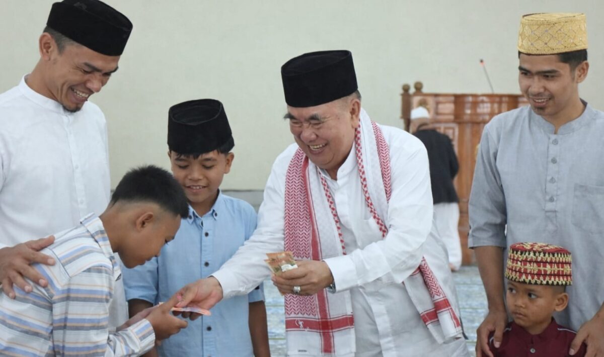 Bupati Tanggamus, H. Moh. Saleh Asnawi didampingi Wabup Agung Suranto saat memberikan uang lebaran kepada anak-anak yang melaksanan shalat id di Masjid Nurul Faidzin Islamic Center, Sabtu 21 Maret 2026 | Herdi/Media Prioritastv.com.