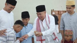 Bupati Tanggamus, H. Moh. Saleh Asnawi didampingi Wabup Agung Suranto saat memberikan uang lebaran kepada anak-anak yang melaksanan shalat id di Masjid Nurul Faidzin Islamic Center, Sabtu 21 Maret 2026 | Herdi/Media Prioritastv.com.