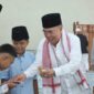 Bupati Tanggamus, H. Moh. Saleh Asnawi didampingi Wabup Agung Suranto saat memberikan uang lebaran kepada anak-anak yang melaksanan shalat id di Masjid Nurul Faidzin Islamic Center, Sabtu 21 Maret 2026 | Herdi/Media Prioritastv.com.