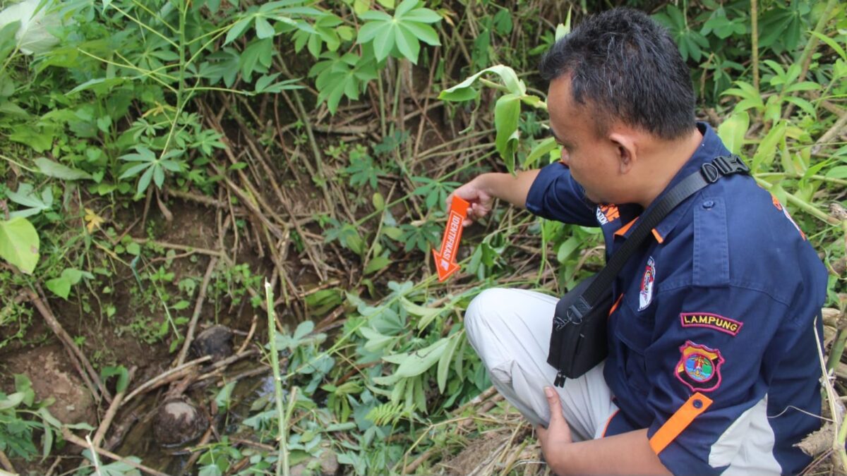 Polisi saat melakukan olah TKP peristiwa penusukan yang menewaskan pemuda Wonosobo, Tanggamus, Jumat 20 Maret 2026 | Dok. Humas Polres Tanggamus.