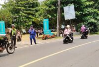 Pengaturan arus lalu lintas di Jalan Raya Pantai Terbaya, Minggu 22 Maret 2026 | Dok. Humas Polres Tanggamus.