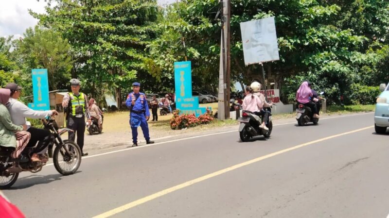 Pengaturan arus lalu lintas di Jalan Raya Pantai Terbaya, Minggu 22 Maret 2026 | Dok. Humas Polres Tanggamus.