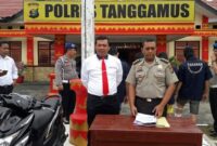 Ekspose kasus begal yang menewaskan Bambang warga Gisting dengan TKP Pekon Lakaran Wonosobo pada Senin 10 Oktober 2016 lalu. Tersangka diantaranya Tomi Arnando dan Riki Kurniawan. Kini Tomi Arnando kembali menjadi tersangka usai menusuk Riki Kurniawan hingga meninggal dunia | Foto : Arsip Berita Tahun 2016.