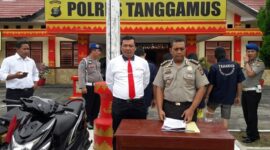 Ekspose kasus begal yang menewaskan Bambang warga Gisting dengan TKP Pekon Lakaran Wonosobo pada Senin 10 Oktober 2016 lalu. Tersangka diantaranya Tomi Arnando dan Riki Kurniawan. Kini Tomi Arnando kembali menjadi tersangka usai menusuk Riki Kurniawan hingga meninggal dunia | Foto : Arsip Berita Tahun 2016.