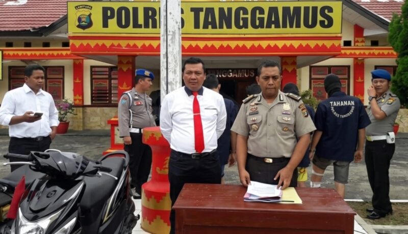 Ekspose kasus begal yang menewaskan Bambang warga Gisting dengan TKP Pekon Lakaran Wonosobo pada Senin 10 Oktober 2016 lalu. Tersangka diantaranya Tomi Arnando dan Riki Kurniawan. Kini Tomi Arnando kembali menjadi tersangka usai menusuk Riki Kurniawan hingga meninggal dunia | Foto : Arsip Berita Tahun 2016.