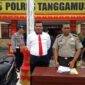 Ekspose kasus begal yang menewaskan Bambang warga Gisting dengan TKP Pekon Lakaran Wonosobo pada Senin 10 Oktober 2016 lalu. Tersangka diantaranya Tomi Arnando dan Riki Kurniawan. Kini Tomi Arnando kembali menjadi tersangka usai menusuk Riki Kurniawan hingga meninggal dunia | Foto : Arsip Berita Tahun 2016.