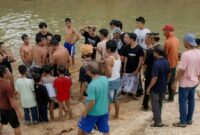 Korban saat dievakuasi usia ditemukan oleh warga yang melakukan pencarian, Minggu 22 Maret 2026 | ist/Media Prioritastv.com.