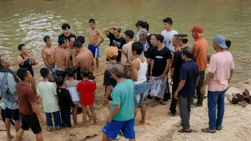 Korban saat dievakuasi usia ditemukan oleh warga yang melakukan pencarian, Minggu 22 Maret 2026 | ist/Media Prioritastv.com.