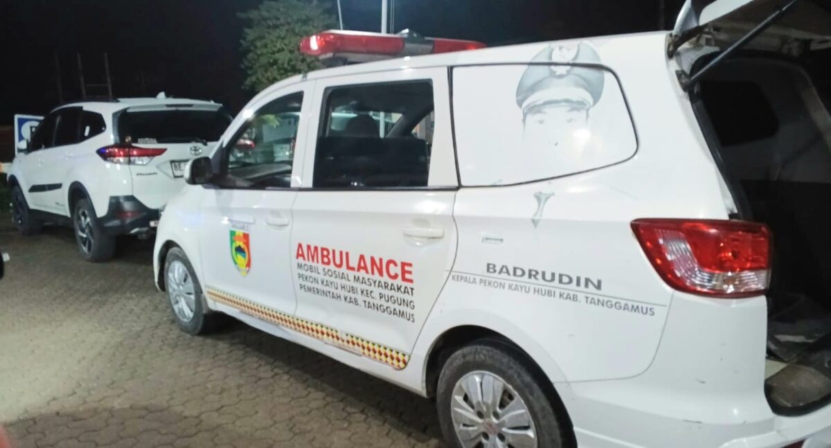 Mobil ambulan yang mengevakuasi Solihin korban tersengat listrik di Dusun Paniis Pekon Kayu Hubi, Pugung, Tanggamus saat berada di RS Secanti Gisting, Minggu 22 Maret 2026, malam | ist/Media Prioritastv.com.