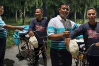 Kolase foto Ketua Granat Tanggamus Lampung Agus Ciek saat memberikan tambahan modal kepada pedagang tahu keliling di Pasar Rengasdengklok, Karawang, Jawa Barat, Minggu 22 Maret 2026, malam | Achmad Junaedi/Media Prioritastv.com.