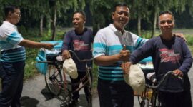 Kolase foto Ketua Granat Tanggamus Lampung Agus Ciek saat memberikan tambahan modal kepada pedagang tahu keliling di Pasar Rengasdengklok, Karawang, Jawa Barat, Minggu 22 Maret 2026, malam | Achmad Junaedi/Media Prioritastv.com.