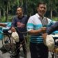 Kolase foto Ketua Granat Tanggamus Lampung Agus Ciek saat memberikan tambahan modal kepada pedagang tahu keliling di Pasar Rengasdengklok, Karawang, Jawa Barat, Minggu 22 Maret 2026, malam | Achmad Junaedi/Media Prioritastv.com.