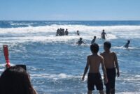 Warga saat melakukan evakuasi dua korban selamat usai terseret ombak Pantai Mandiri, Pesisir Barat, Senin 23 Maret 2026 | ist/Media Prioritastv.com.