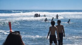Warga saat melakukan evakuasi dua korban selamat usai terseret ombak Pantai Mandiri, Pesisir Barat, Senin 23 Maret 2026 | ist/Media Prioritastv.com.