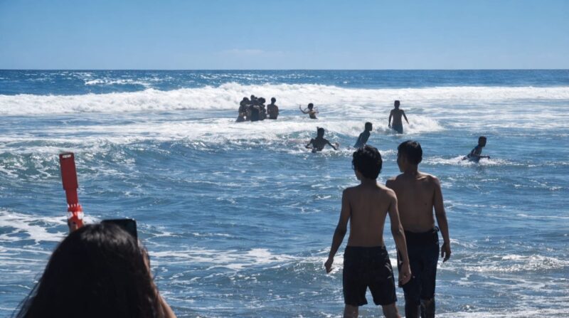 Warga saat melakukan evakuasi dua korban selamat usai terseret ombak Pantai Mandiri, Pesisir Barat, Senin 23 Maret 2026 | ist/Media Prioritastv.com.