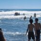 Warga saat melakukan evakuasi dua korban selamat usai terseret ombak Pantai Mandiri, Pesisir Barat, Senin 23 Maret 2026 | ist/Media Prioritastv.com.
