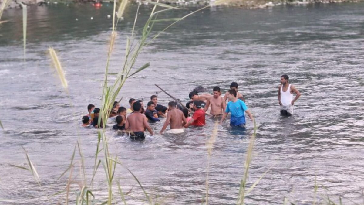 Warga saat melakukan evakuasi bocah bernama Ahmad yang tenggelam di Cekdam Way Laay, Pekon Way Laay, Karya Penggawa, Pesisir Barat, Senin 23 Maret 2026 | ist/Media Prioritastv.com.