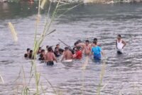 Warga saat melakukan evakuasi bocah bernama Ahmad yang tenggelam di Cekdam Way Laay, Pekon Way Laay, Karya Penggawa, Pesisir Barat, Senin 23 Maret 2026 | ist/Media Prioritastv.com.