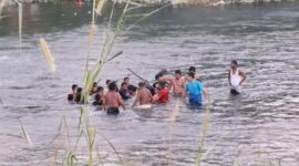 Warga saat melakukan evakuasi bocah bernama Ahmad yang tenggelam di Cekdam Way Laay, Pekon Way Laay, Karya Penggawa, Pesisir Barat, Senin 23 Maret 2026 | ist/Media Prioritastv.com.