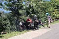 Warga saat berusaha memadampan api pada sepeda motor yang terbakar di Leter S arah Ulu Belu, Tanggamus, Senin 23 Maret 2026 | Dok : Facebook May Saroh.