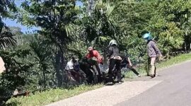 Warga saat berusaha memadampan api pada sepeda motor yang terbakar di Leter S arah Ulu Belu, Tanggamus, Senin 23 Maret 2026 | Dok : Facebook May Saroh.