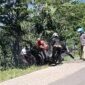 Warga saat berusaha memadampan api pada sepeda motor yang terbakar di Leter S arah Ulu Belu, Tanggamus, Senin 23 Maret 2026 | Dok : Facebook May Saroh.