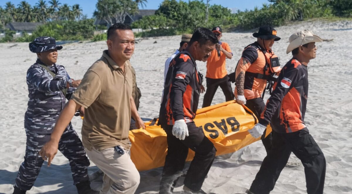 Proses evakuasi remaja Lampung Barat yang ditemukan pagi ini, Selasa 24 Maret 2026, usai tenggelam kemarin, Senin 23 Maret 2026 | Dok. Basarnas Lampung.