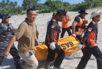 Proses evakuasi remaja Lampung Barat yang ditemukan pagi ini, Selasa 24 Maret 2026, usai tenggelam kemarin, Senin 23 Maret 2026 | Dok. Basarnas Lampung.