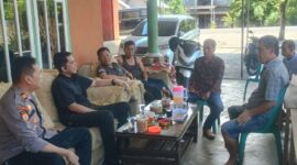 Kasat Reskrim Polres Tanggamus AKP Khairul Yasin dan Kapolsek Wonosobo Iptu Tjasudin saat mengunjungi rumah korban Riki Kurniawan di Pekon Padang Ratu, Wonosobo, Tanggamus, Senin 23 Maret 2026 | Dok. Humas Polres Tanggamus.
