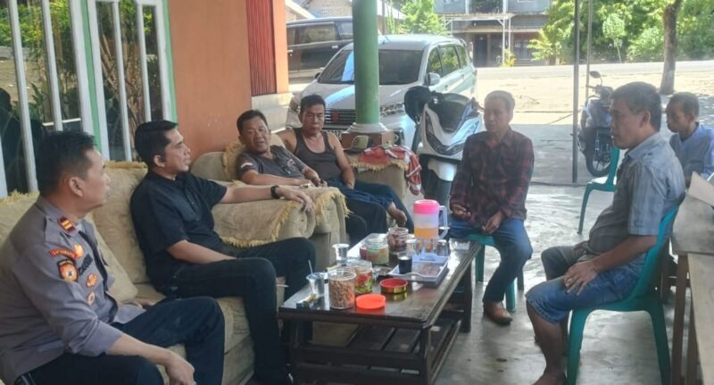 Kasat Reskrim Polres Tanggamus AKP Khairul Yasin dan Kapolsek Wonosobo Iptu Tjasudin saat mengunjungi rumah korban Riki Kurniawan di Pekon Padang Ratu, Wonosobo, Tanggamus, Senin 23 Maret 2026 | Dok. Humas Polres Tanggamus.