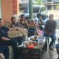 Kasat Reskrim Polres Tanggamus AKP Khairul Yasin dan Kapolsek Wonosobo Iptu Tjasudin saat mengunjungi rumah korban Riki Kurniawan di Pekon Padang Ratu, Wonosobo, Tanggamus, Senin 23 Maret 2026 | Dok. Humas Polres Tanggamus.