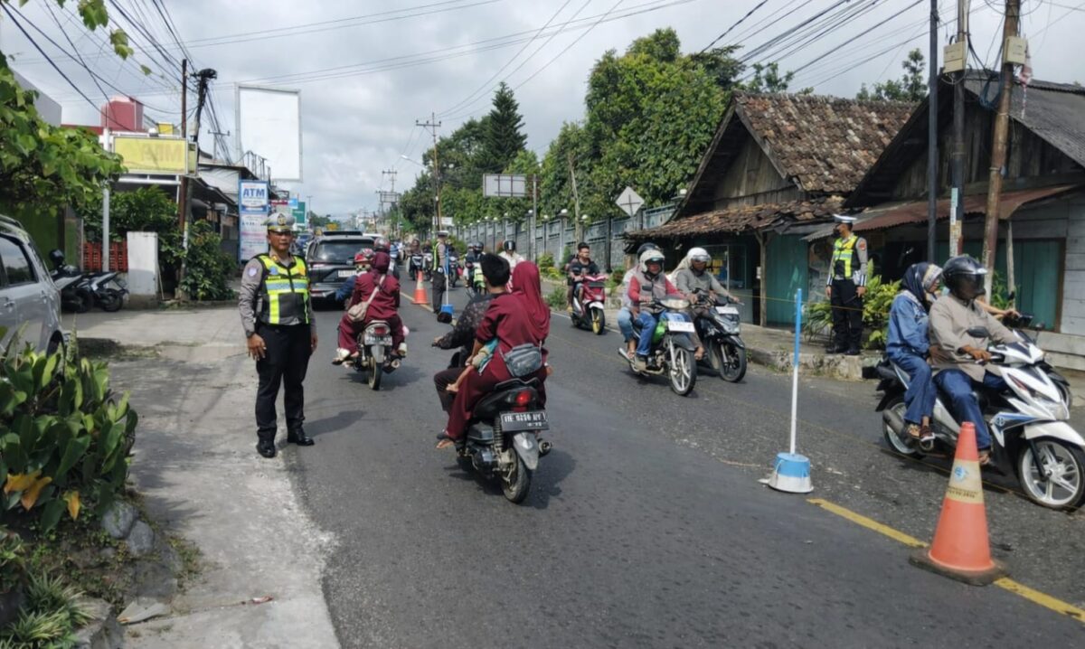 Kasat Lantas Polres Tanggamus AKP Rudi Khisbiyantoro usai pemasangan traffic cone dan tolo-tolo di Jalinbar Gisting, Selasa 24 Maret 2026 | Dok. Humas Polres Tanggamus.