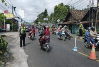 Kasat Lantas Polres Tanggamus AKP Rudi Khisbiyantoro usai pemasangan traffic cone dan tolo-tolo di Jalinbar Gisting, Selasa 24 Maret 2026 | Dok. Humas Polres Tanggamus.
