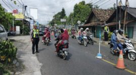 Kasat Lantas Polres Tanggamus AKP Rudi Khisbiyantoro usai pemasangan traffic cone dan tolo-tolo di Jalinbar Gisting, Selasa 24 Maret 2026 | Dok. Humas Polres Tanggamus.