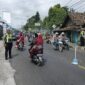 Kasat Lantas Polres Tanggamus AKP Rudi Khisbiyantoro usai pemasangan traffic cone dan tolo-tolo di Jalinbar Gisting, Selasa 24 Maret 2026 | Dok. Humas Polres Tanggamus.
