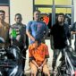 Tersangka R (24) warga Kampung Bakung Ilir, Gedung Meneng, Tulang Bawang usai ditangkap sebelum dijebloskan penjara, Selasa 24 Maret 2025 | Dok. Humas Polres Tulang Bawang.