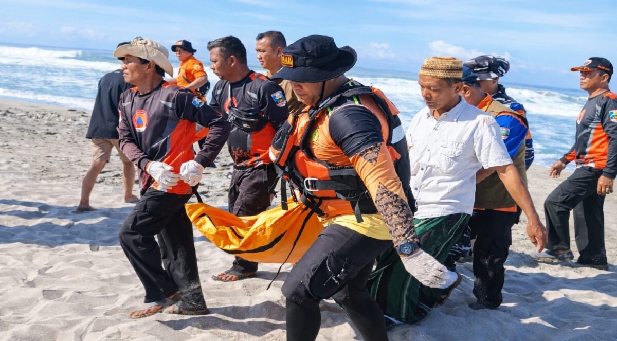 Petugas gabungan saat melakukan evakuasi korban Fuad Abdulah, pemuda asal Tanggamus yang sebelumnya tenggelam di Pantai Mandiri Sejati, Pesisir Barat, Selasa 24 Maret 2026 | Dok : BPBD Pesisir Barat.