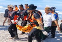 Petugas gabungan saat melakukan evakuasi korban Fuad Abdulah, pemuda asal Tanggamus yang sebelumnya tenggelam di Pantai Mandiri Sejati, Pesisir Barat, Selasa 24 Maret 2026 | Dok : BPBD Pesisir Barat.