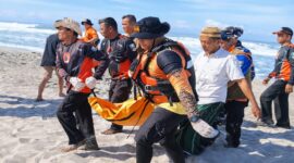 Petugas gabungan saat melakukan evakuasi korban Fuad Abdulah, pemuda asal Tanggamus yang sebelumnya tenggelam di Pantai Mandiri Sejati, Pesisir Barat, Selasa 24 Maret 2026 | Dok : BPBD Pesisir Barat.