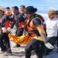 Petugas gabungan saat melakukan evakuasi korban Fuad Abdulah, pemuda asal Tanggamus yang sebelumnya tenggelam di Pantai Mandiri Sejati, Pesisir Barat, Selasa 24 Maret 2026 | Dok : BPBD Pesisir Barat.