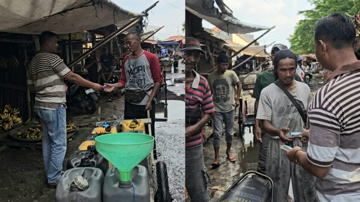 Ketua Granat Tanggamus, Lampung, Agus Ciek saat memberikan bantuan pedagang air dan saat memberikan uang lebaran kepada pekerja di Pasar Rengas Dengklok, Karawang, Jawa Barat, Rabu 25 Maret 2026 | Achmad Junaedi/Media Prioritastv.com.