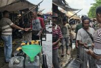 Ketua Granat Tanggamus, Lampung, Agus Ciek saat memberikan bantuan pedagang air dan saat memberikan uang lebaran kepada pekerja di Pasar Rengas Dengklok, Karawang, Jawa Barat, Rabu 25 Maret 2026 | Achmad Junaedi/Media Prioritastv.com.